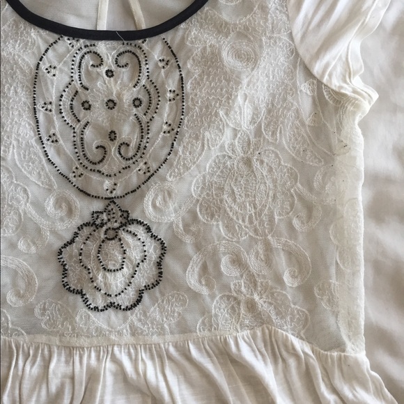 Lacy cream colored top - Picture 2 of 3